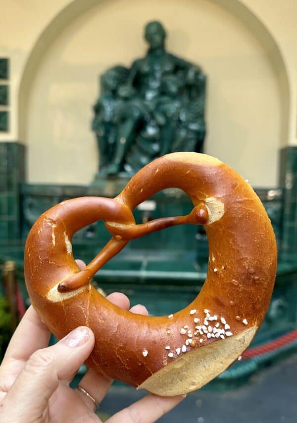 pretzel with statue in back