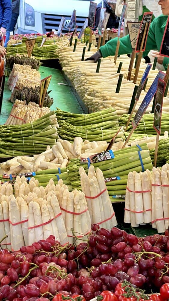 German food: asparagus at market