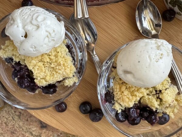 blueberry crumble with ice cream