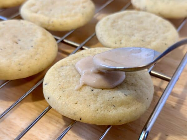 icing taylor swift chai tea cookies