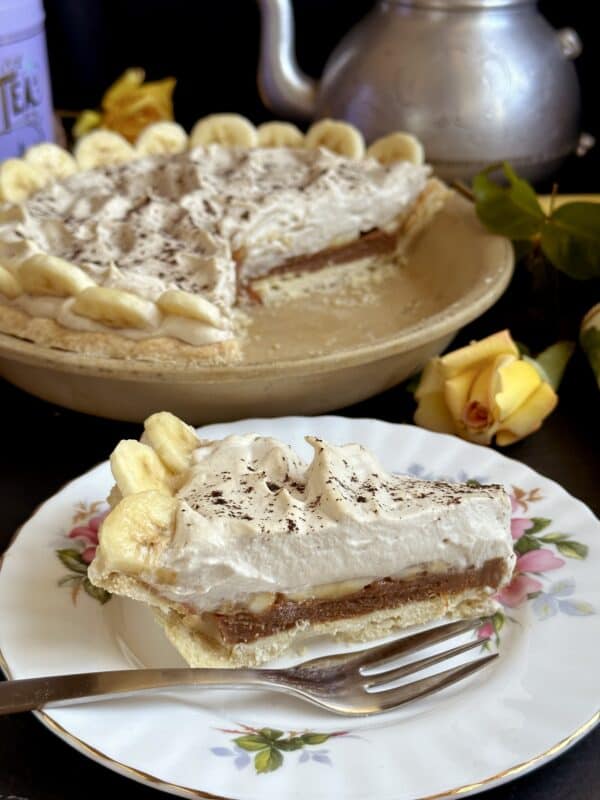 banoffee pie decorated with banana slices