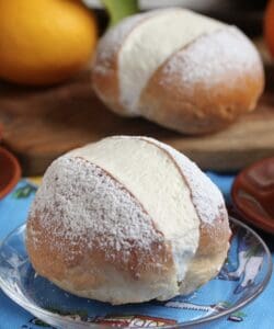 maritozzi bun with cream