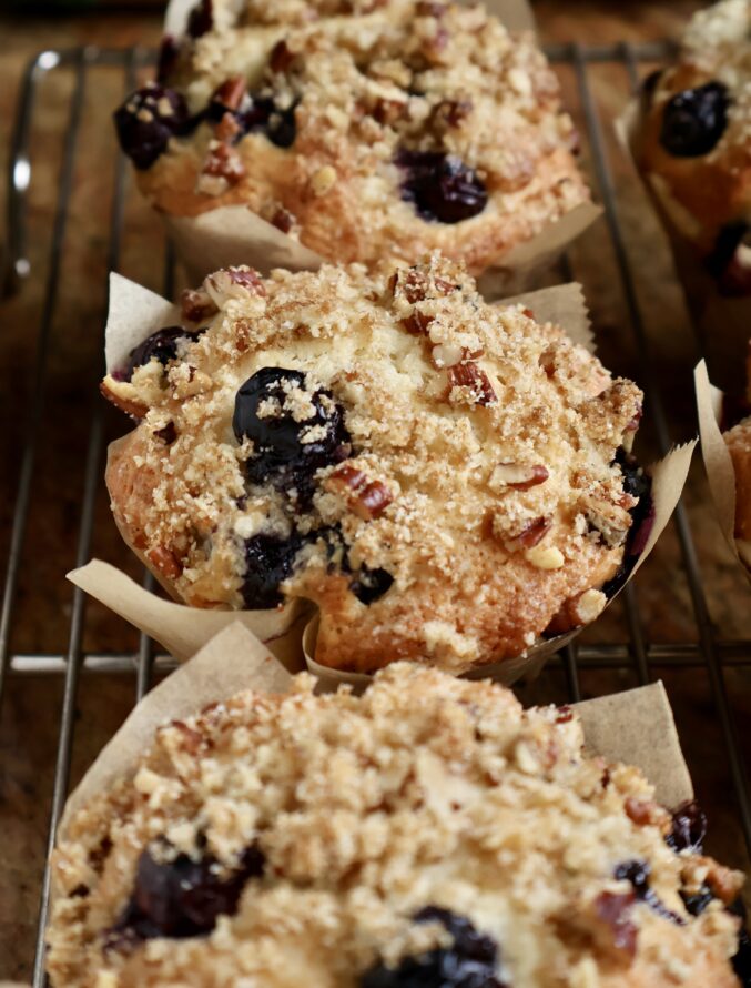 blueberry crumb muffins with nuts