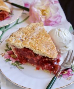 strawberry rhubarb pie with ice cream