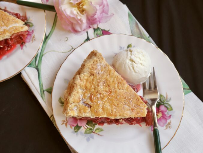 strawberry rhubarb pie with ice cream