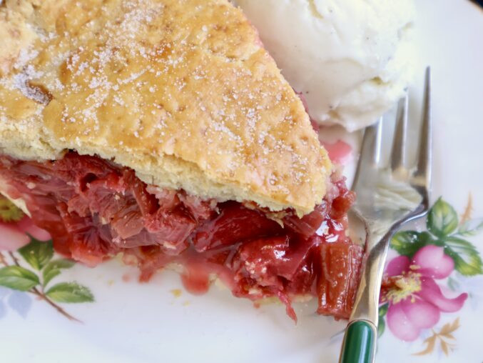strawberry rhubarb pie with ice cream