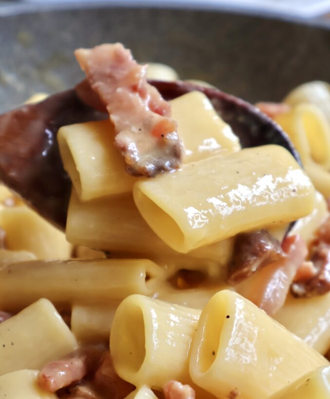 mixing carbonara with rigatoni