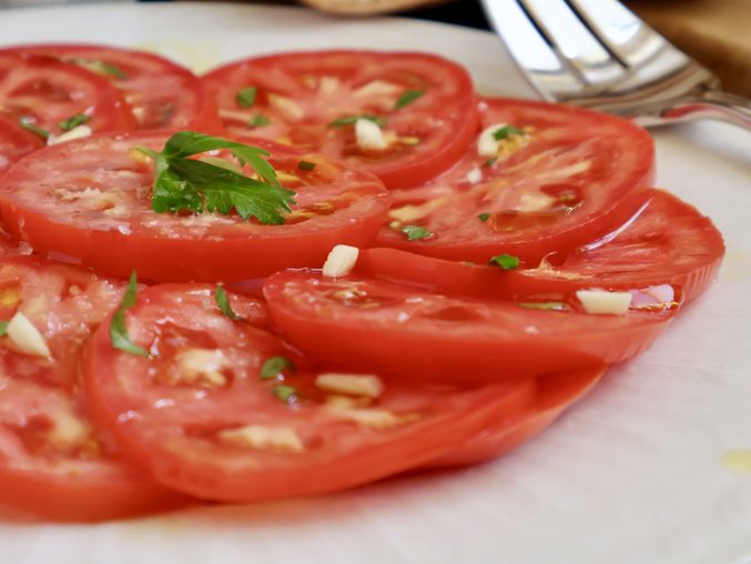slices of tomato salad