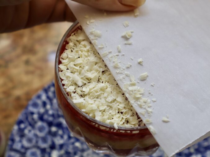Topping shaved white chocolate